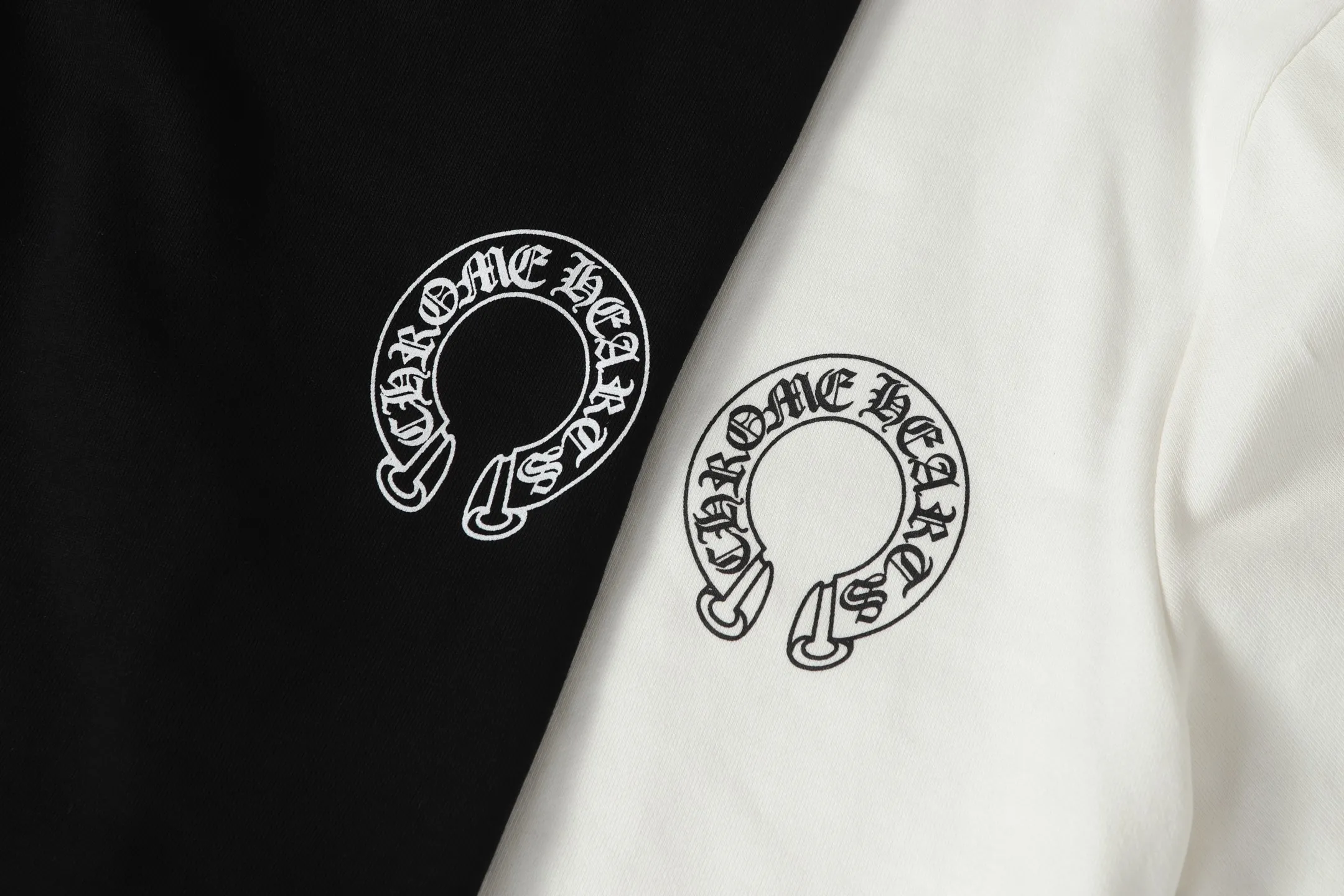 P210 Round neck sweatshirt. Remember to remark sweatshirt when ordering #Y2901 Cross-border running quantity model. Please do not place an order if you are pursuing perfection. -Chrome Hearts/Chrome Hearts 23ss Sanskrit printed popular round neck sweatshirt -High weight, high density and high quality. The wool is soft, delicate and skin-friendly. It feels soft and silky. It has excellent warmth and skin-friendly properties. -Colour: black white -Size: S M L XL
